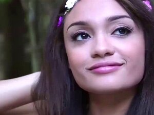 Der große Arsch und die zierliche Jaye Austin bekommen ihre Muschi