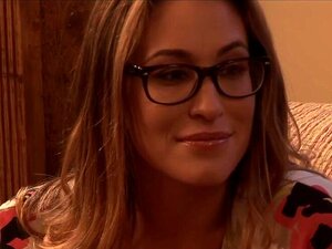 Eine Milf mit großen Titten tröstet ihre neue asiatische