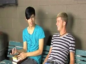 Petite gay se fait remplir le cul de foutre Kayden Daniels et