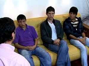 Nackte Jungs genießen schwule Dreier für älteren Produzenten