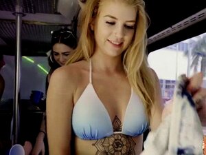 Die gestrandete Süße Arya Fae wird in einem Partybus gefickt. Auf