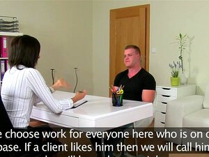 Tschechischer Agent fickt neuen Kunden auf der Couch