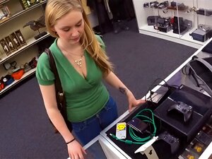 Kuuma blondi tyttö haluaa helminauha vastineeksi hänen pelikonsoli