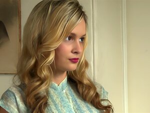 Prachtige lesbiennes kleden zich uit. Adembenemende busty lesbiennes