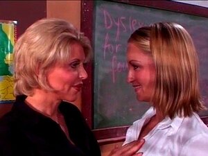 Vanhempi nainen isoilla tisseillä vieteltiin tuoreena