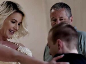 Busige blonde Milf bittet ihren Mann, ihren Stiefsohn zu ficken. Sie