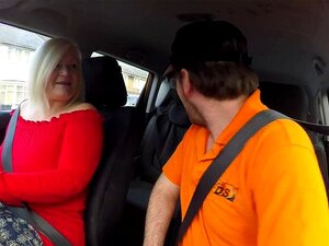 Matura con enormi tette naturali in macchina. Tette mostruose