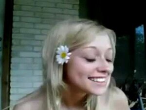 Blond sötnos onanerar utomhus
