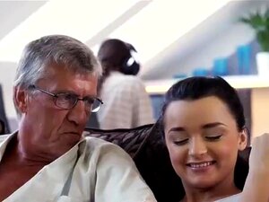 Alter Mann spritzt in den Mund Was würdest du bevorzugen - Computer