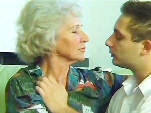 Verrückte alte Mama wird hart von einem großen Schwanz gefickt und