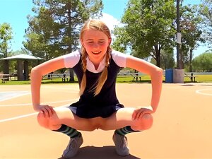 Blonde Sharlotte in Zöpfen im Freien Solo