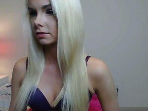 Sexig blondin leker med sin fitta på nära håll på cam. Sexig