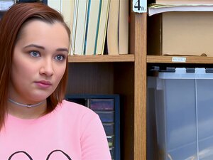 Eine rothaarige Frau übergibt dem Beamten ihren Ausweis, nachdem sie