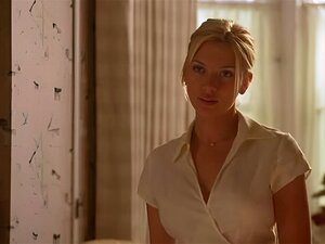 Tauchen Sie ein in die sinnliche Verlockung von Scarlett Johansson bei