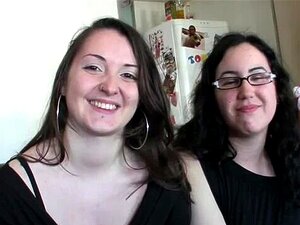 So fickt ein lesbisches, busty und geiles Paar