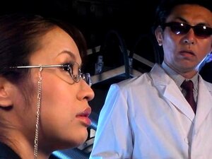 Busige japanische Hottie in Uniform wird gefesselt und benutzt