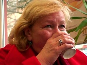 Prende in braccio e scopa una nonna enorme