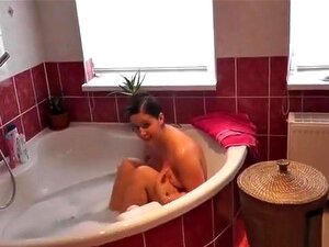 Neuer Nachbar überrascht mich in der Badewanne,