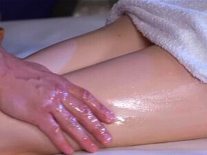 Στα Massage Rooms, η κοκκινομάλλα κουκλίτσα