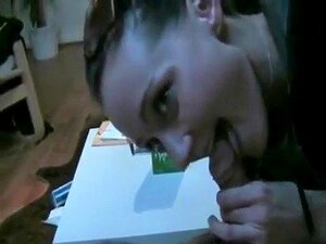 Brunette pijper slikt sperma, Prachtige pijpbeurt voor die kleine lul