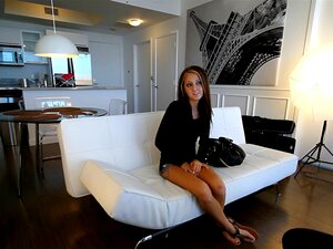 Diese 19-jährige tätowierte Süße Kendra kam aus dem Norden nach