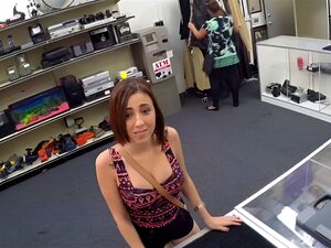 Verzweifeltes Babe mit großen Titten will ihren Gegenstand