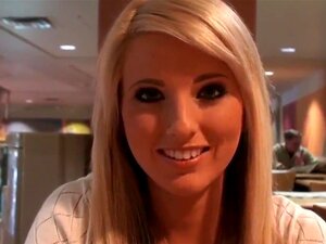 Jordan Ash albert mit der schönen Blondine Bella Honey herum. Die