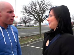 Parfümeurin verkauft ihr Produkt, wenn sie ihre Muschi auch dem Typen