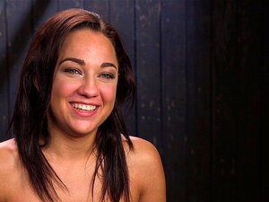 Brünette Sklavin wechselt ihre Bondage-Geräte. Die geknebelte,