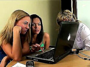 Alina en Maya neuken elkaar met dildo's