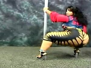 Der fleischige große Hintern und die Flasche