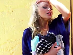 L'auto-stoppeuse Staci Carr se fait baiser. L'auto-stoppeuse sexy et