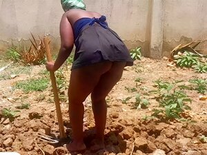 Afro babe /üppiger Arsch,kleiner Rock / Gartenarbeit / kein