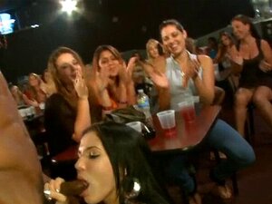 Süßes Mädchen bekommt ihre Muschi. Süßes Mädchen lässt sich die