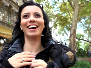 Dude lässt die dunkelhaarige Schönheit Vicky Love ihre Titten in der