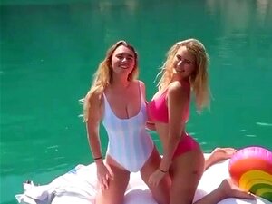 2 heiße Miezen, ein großer Arsch, eine große Titten