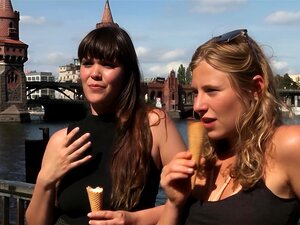 Ersties - Freunde reisen nach Berlin für lesbischen Spaß