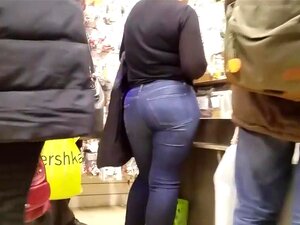 Sexy MILF mit heißem runden Arsch in engen Jeans,