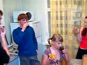 Helle Freude während Gruppenaction. Gruppenaction belohnt beide sexy