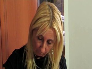 Italienische Mutter verführt den Freund ihres Stiefsohns
