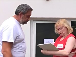 Deutsche Oma gibt goldene Dusche