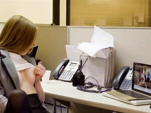 Versaute Sekretärin fickt Nerd in ihrem Büro. Die versaute