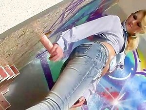 Glamouröse Babe in engen Jeans lutscht Bukkake-Spielzeug