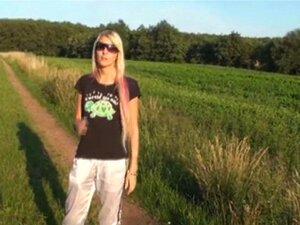 Blonde Duitse meid wordt opgepikt en geneukt. Blonde Duitse meist