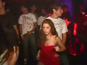 NACKTE COLLEGE-MÄDCHEN 90 - Szene 1