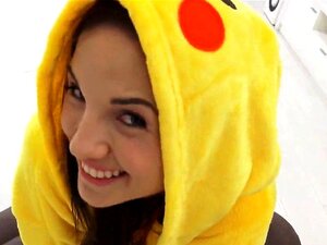 Aistillinen söpöläinen antaa suuseksiä pov:ssa ja saa mehukkaan