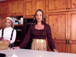 Ervaar het ultieme verlangen terwijl een verleidelijke stiefmoeder en