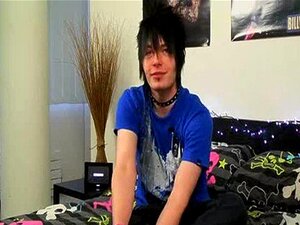 Emo twink Alex Phoenix trekt zijn harde lul af