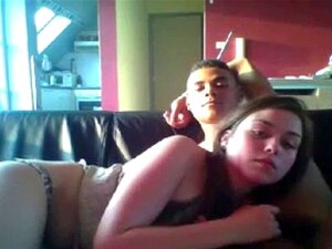 Um boquete de chocolate legal para uma jovem linda. Um bom chocolate