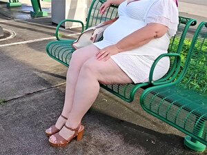 BBW SSBBW - Reife hijab Milf masturbiert öffentlich mit großem Dildo
